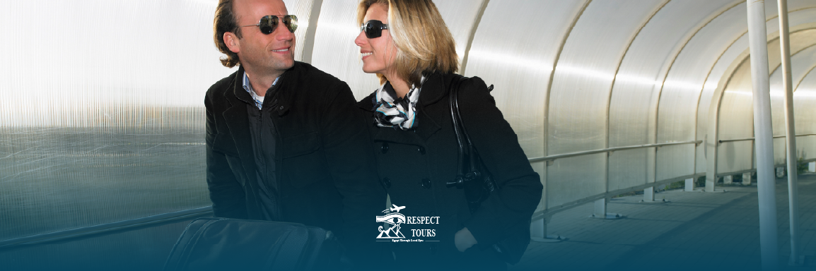 Couple walking in modern architecture.